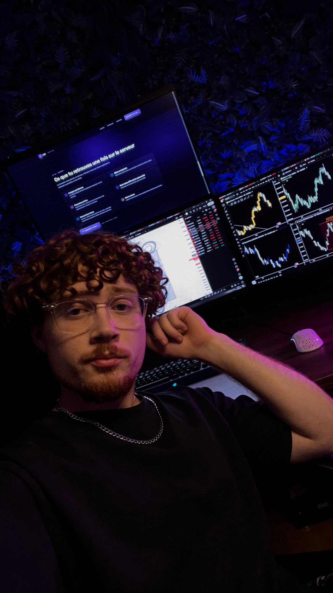 Chris à son desk de trading